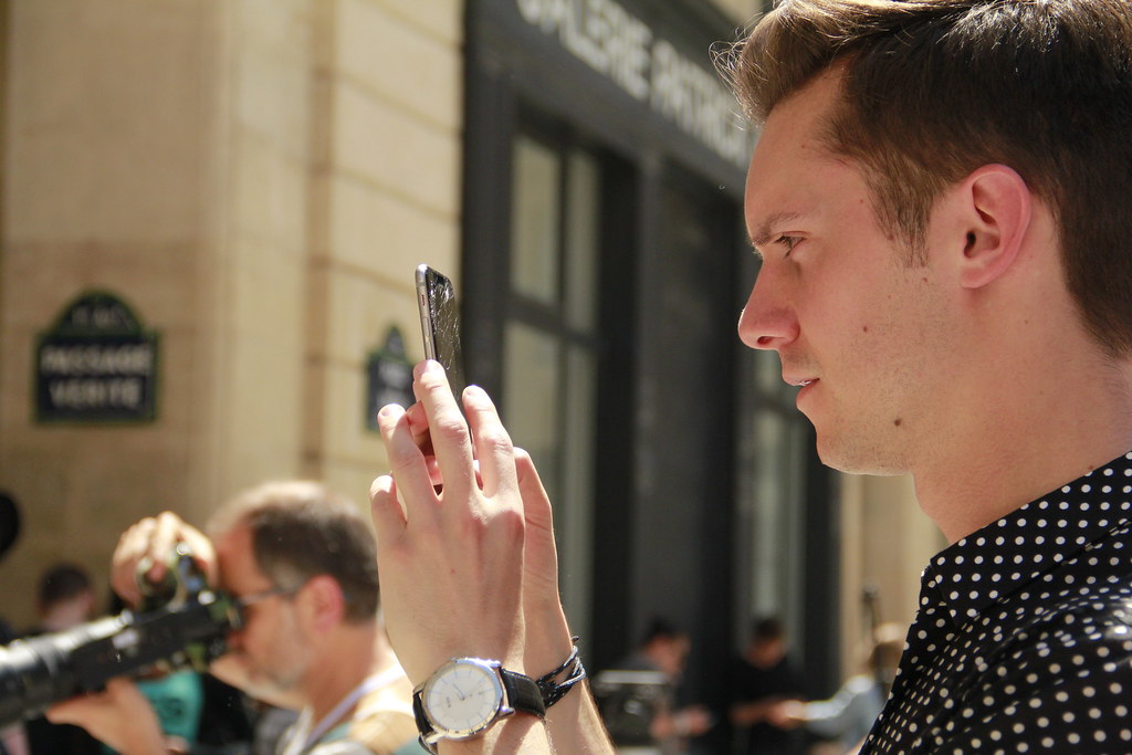 telefon z wyciszonymi powiadomieniami